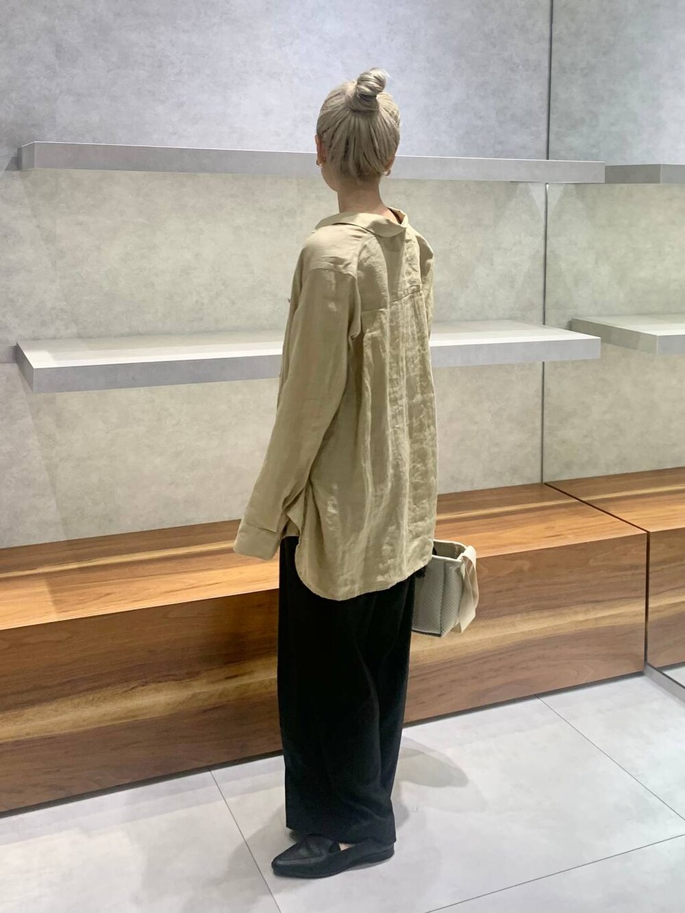 ベージュ系のトートバッグ、ブラック系のローファー、ベージュ系のシャツ/ブラウスを着用したレディースの夏コーディネートの4枚目の写真