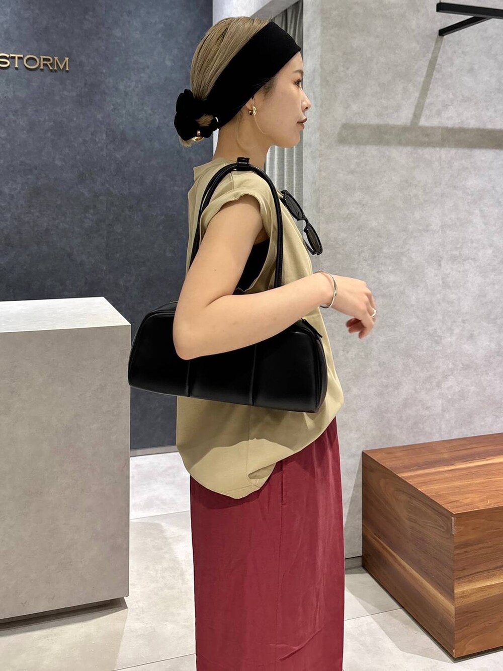 レッド系のその他パンツ、ベージュ系のTシャツ/カットソー、ブラック系のサンダルを着用したレディースの春コーディネートの6枚目の写真