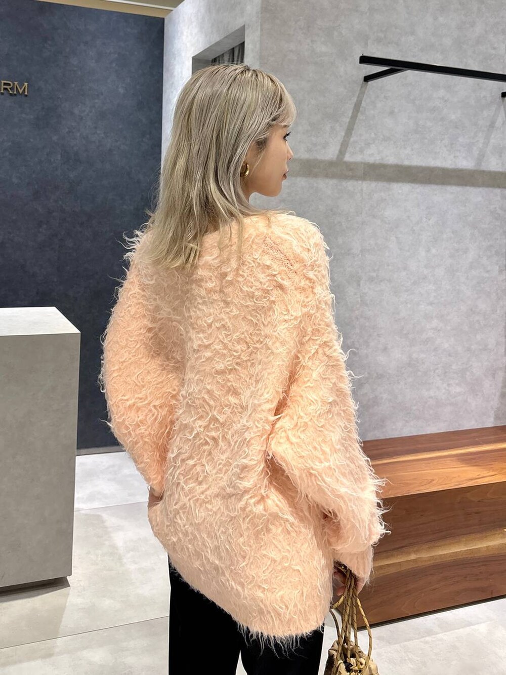 ピンク系のカーディガン/ボレロ、ブラック系のローファー、ブラック系のその他パンツを着用したレディースの冬コーディネートの3枚目の写真