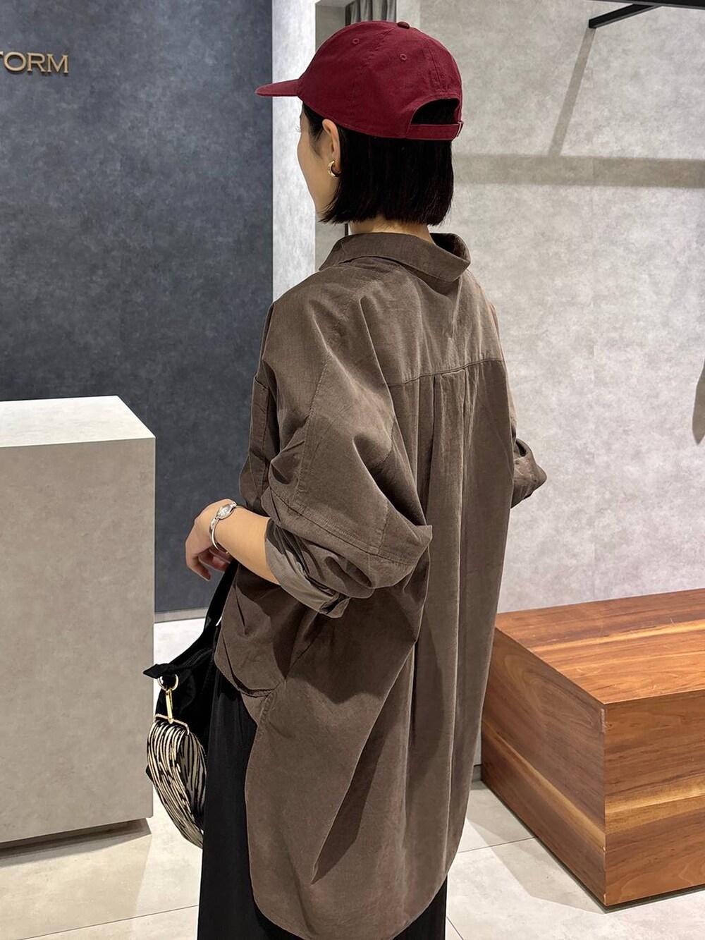 ブラック系のローファー、ブラック系のトートバッグ、ブラック系のスカートを着用したレディースの夏コーディネートの6枚目の写真