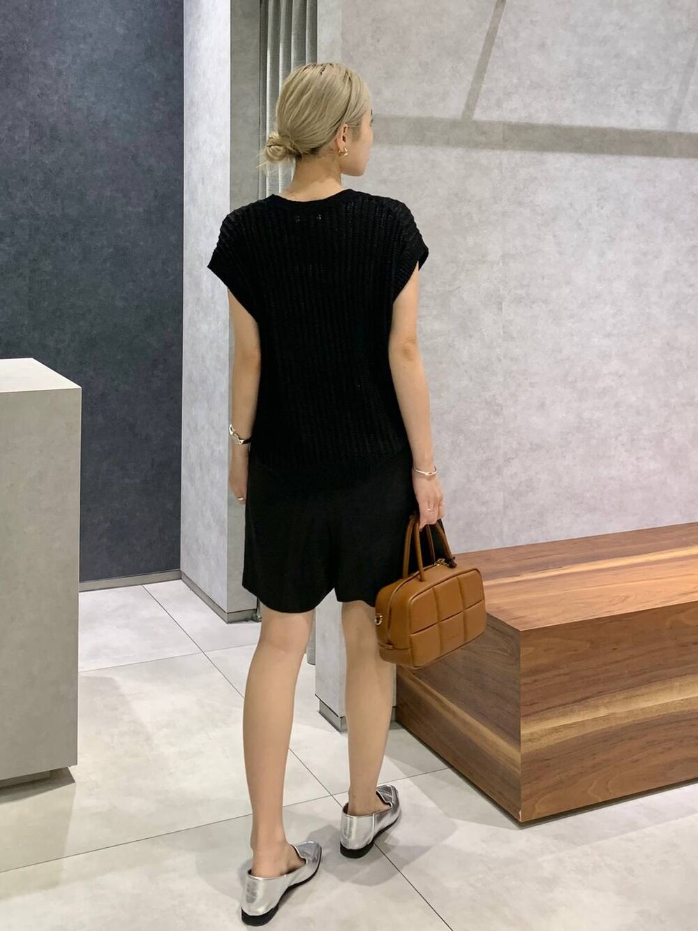 ブラック系のその他パンツ、ブラウン系のハンドバッグ、シルバー系のローファーを着用したレディースの夏コーディネートの3枚目の写真