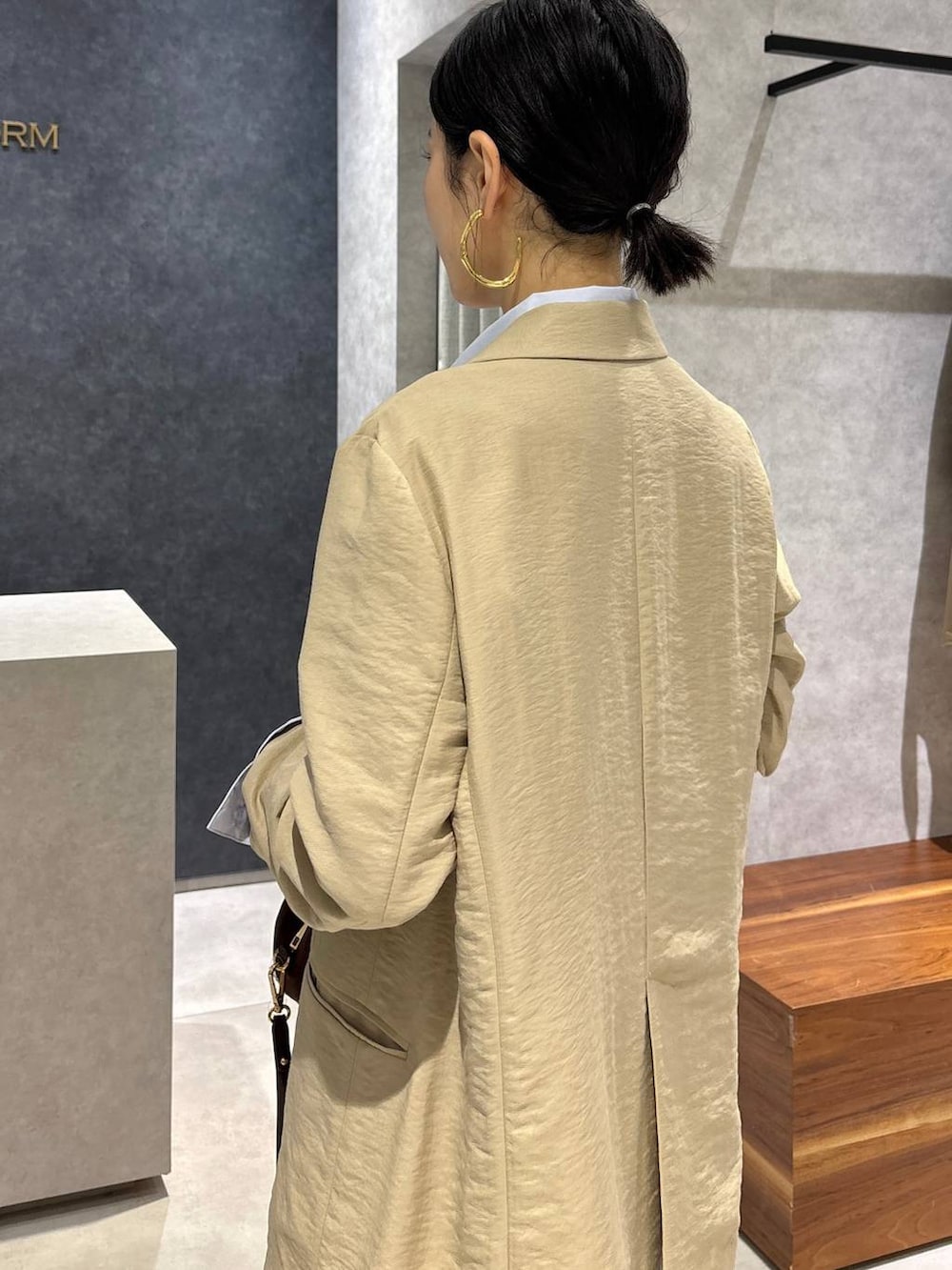 ベージュ系のテーラードジャケット、ブルー系のシャツ/ブラウス、ブラウン系のその他パンツを着用したレディースの夏コーディネートの6枚目の写真