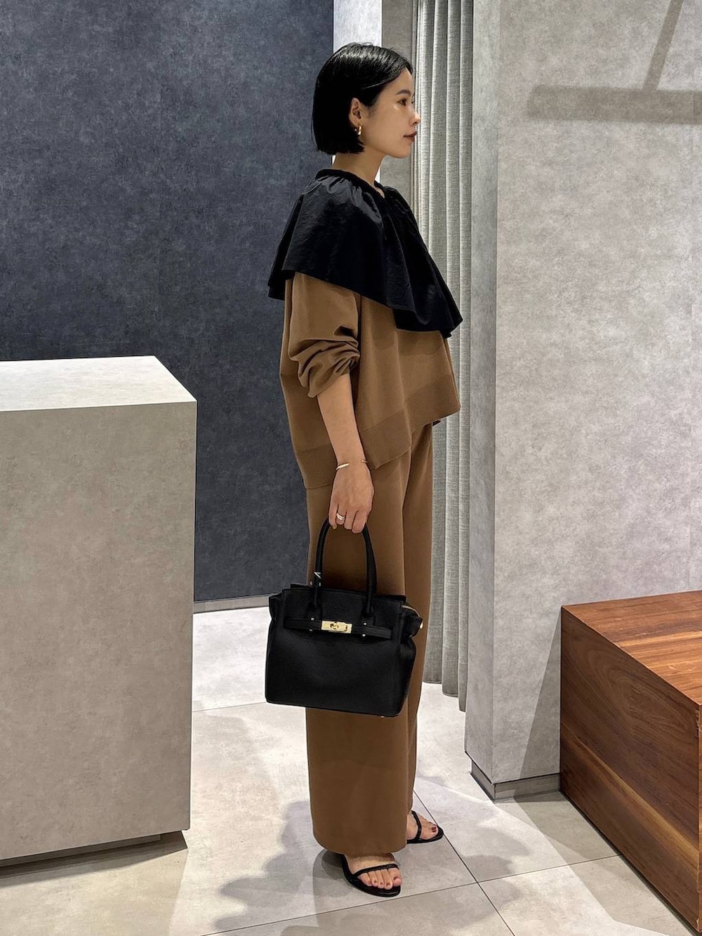 ブラック系のショルダーバッグ、ブラック系のサンダル、ブラウン系のその他パンツを着用したレディースの夏コーディネートの2枚目の写真