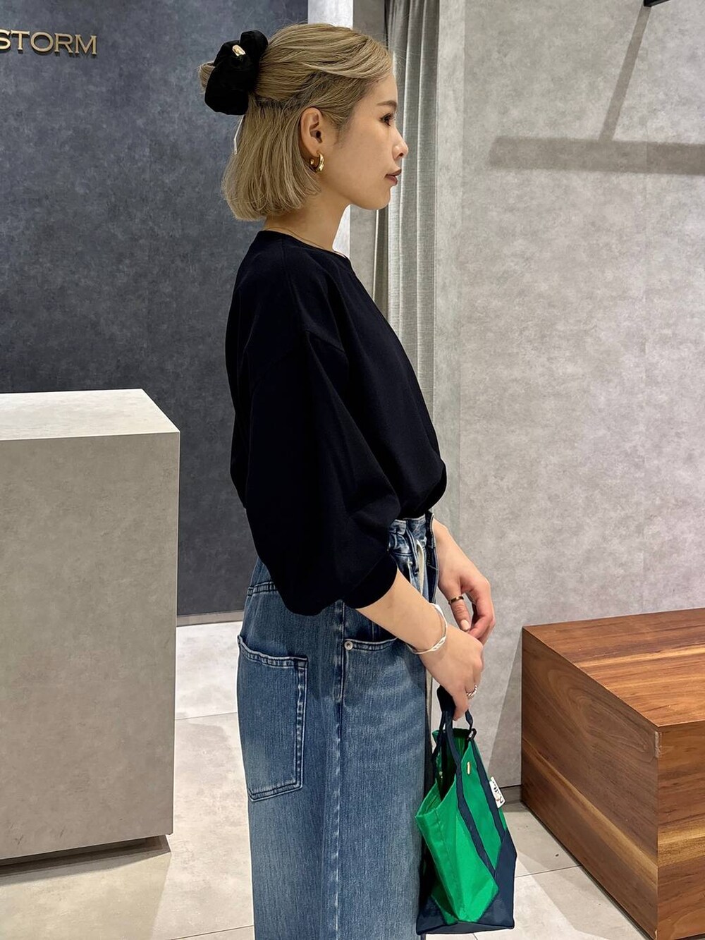 ブラック系のサンダル、ブルー系のデニムパンツ、ブルー系のTシャツ/カットソーを着用したレディースの春コーディネートの6枚目の写真