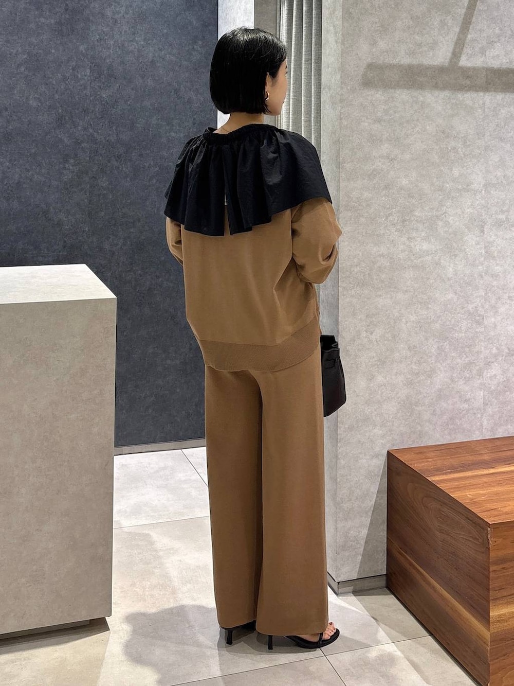 ブラック系のショルダーバッグ、ブラック系のサンダル、ブラウン系のその他パンツを着用したレディースの夏コーディネートの3枚目の写真