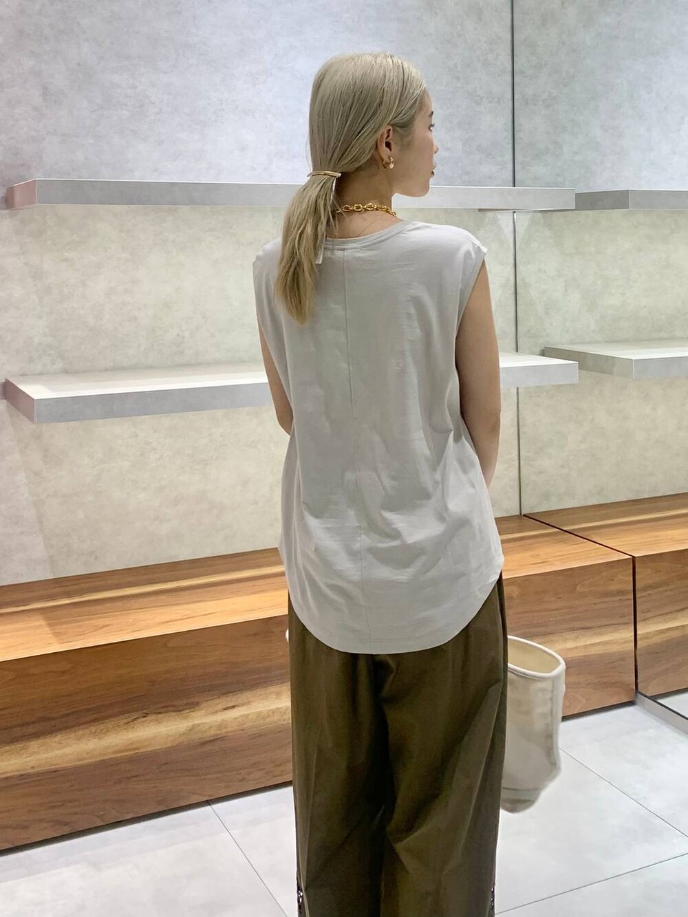 ベージュ系のTシャツ/カットソー、ホワイト系のトートバッグ、ブラウン系のその他パンツを着用したレディースの夏コーディネートの5枚目の写真