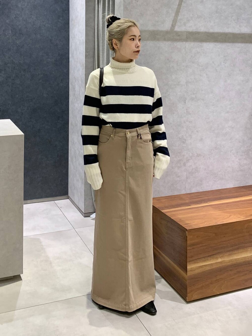 ブラック系のローファー、ブラウン系のトートバッグ、ブラック系のブルゾンを着用したレディースの冬コーディネートの3枚目の写真