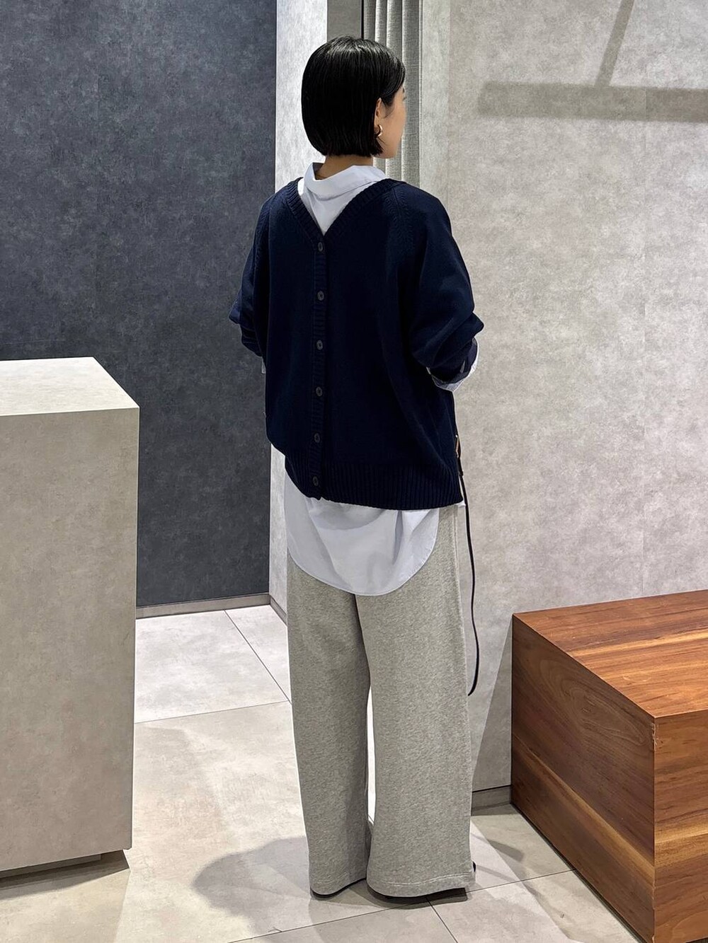 ブルー系のシャツ/ブラウス、ブルー系のカーディガン/ボレロ、グレー系のスウェットパンツを着用したレディースの夏コーディネートの3枚目の写真