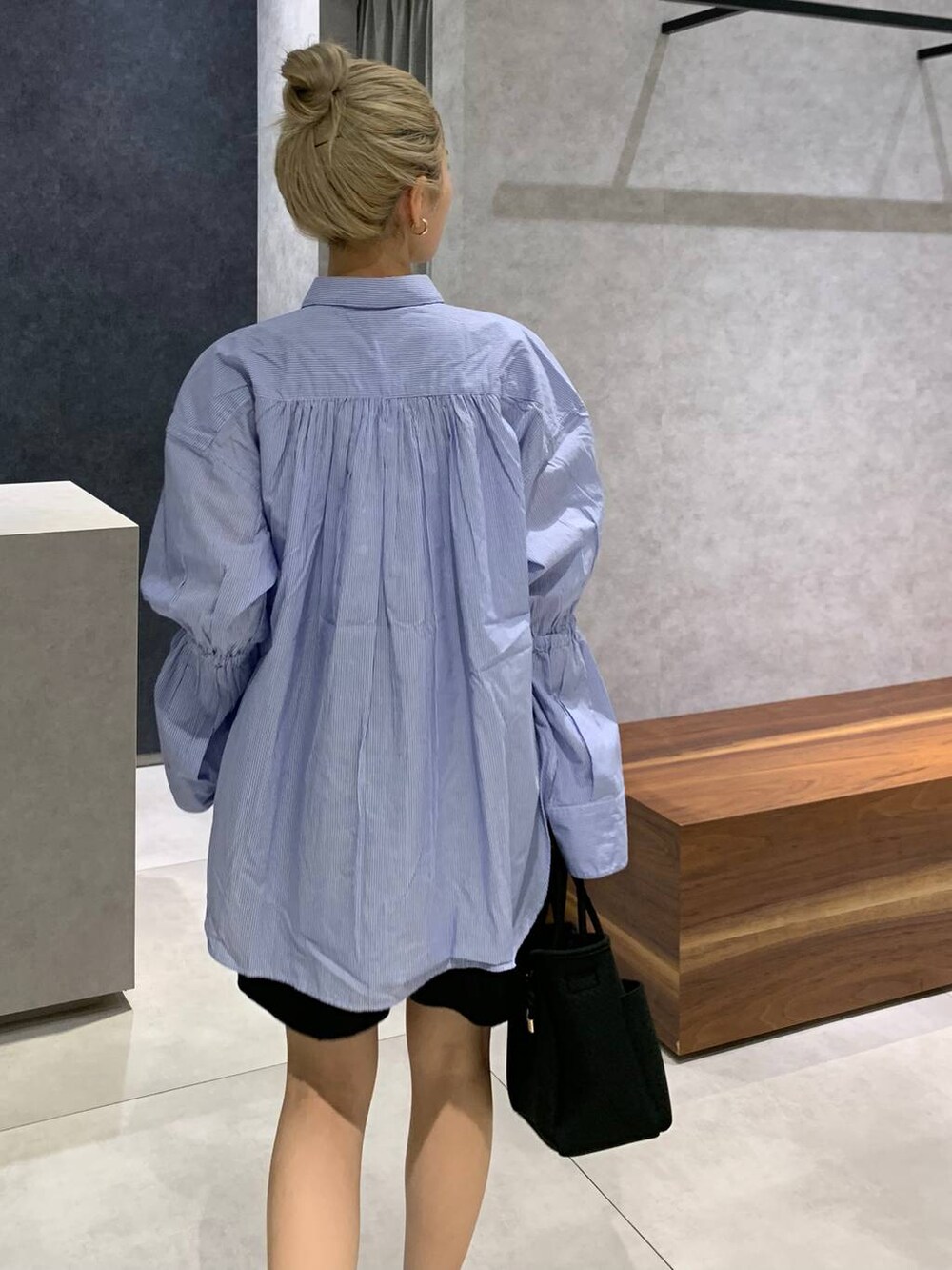 ブルー系のシャツ/ブラウス、ブラック系のその他パンツ、シルバー系のローファーを着用したレディースの夏コーディネートの3枚目の写真