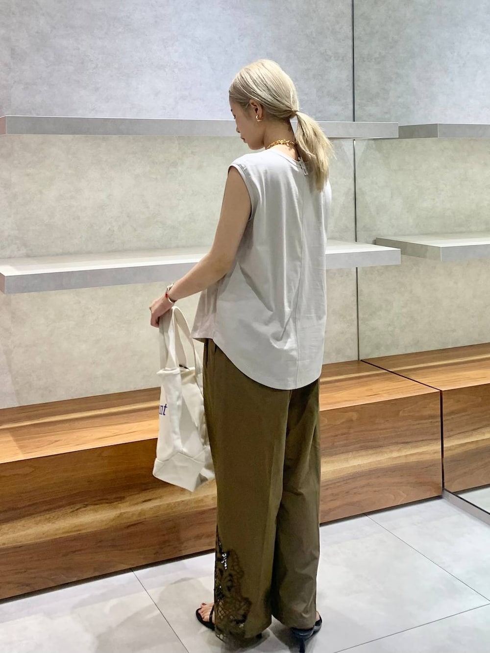 ベージュ系のTシャツ/カットソー、ホワイト系のトートバッグ、ブラウン系のその他パンツを着用したレディースの夏コーディネートの3枚目の写真