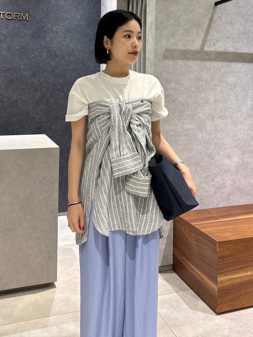 その他のシャツ/ブラウス、ホワイト系のTシャツ/カットソー、ブルー系のトートバッグを着用したレディースの春コーディネートの3枚目の写真