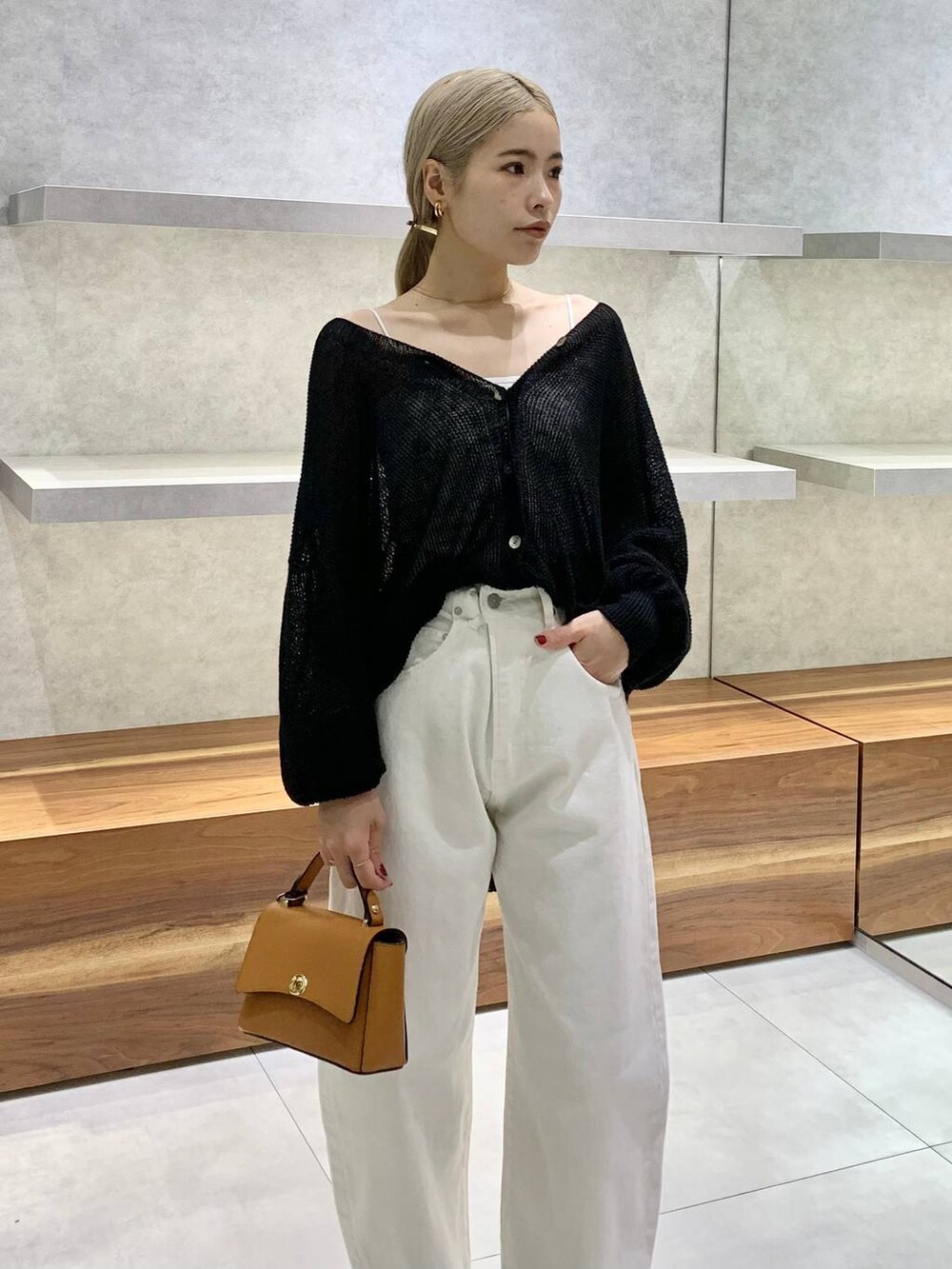 イエロー系のショルダーバッグ、ブラック系のカーディガン/ボレロ、ブラック系のパンプスを着用したレディースの夏コーディネートの5枚目の写真