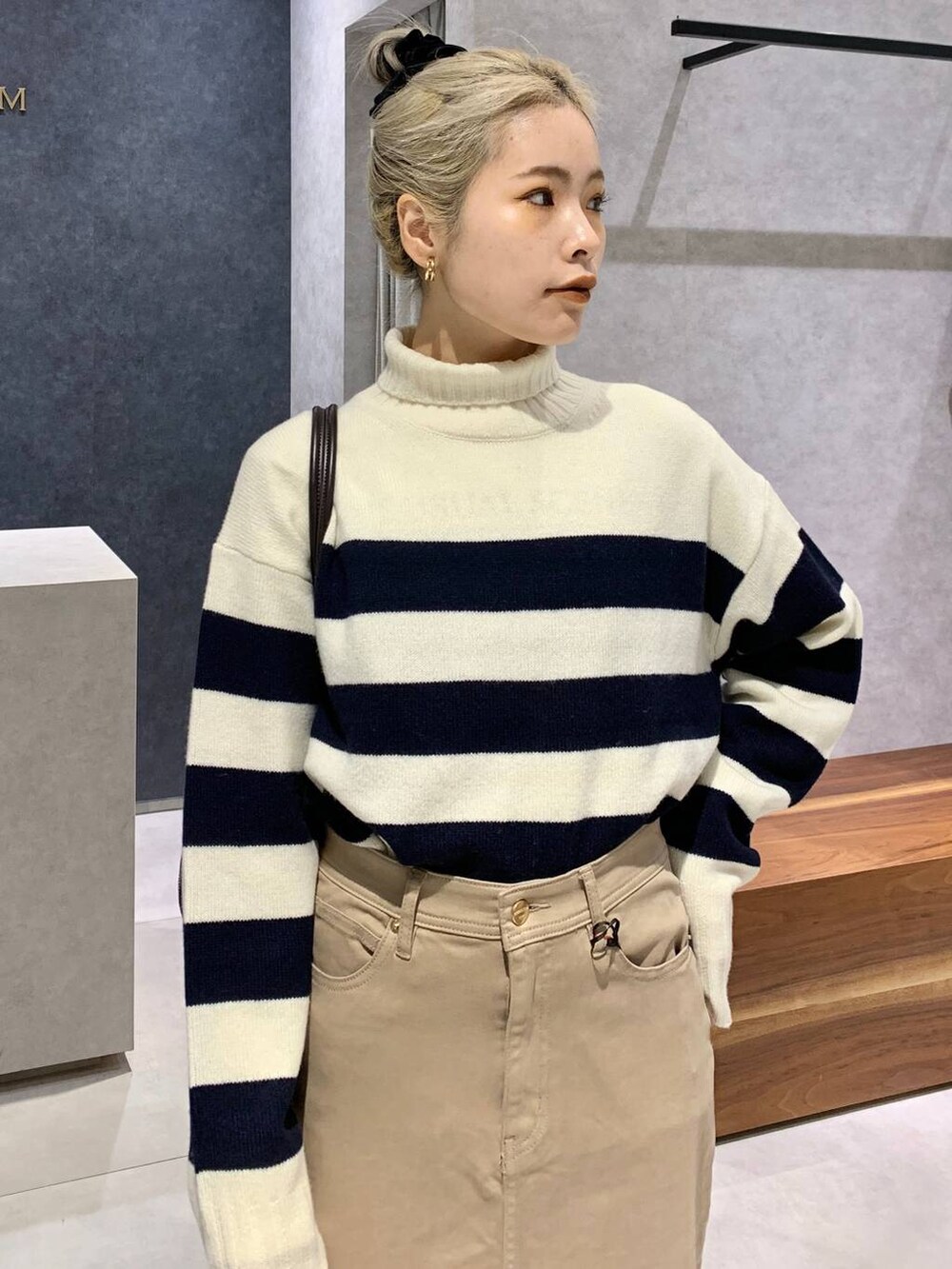 ブラック系のローファー、ブラウン系のトートバッグ、ブラック系のブルゾンを着用したレディースの冬コーディネートの4枚目の写真