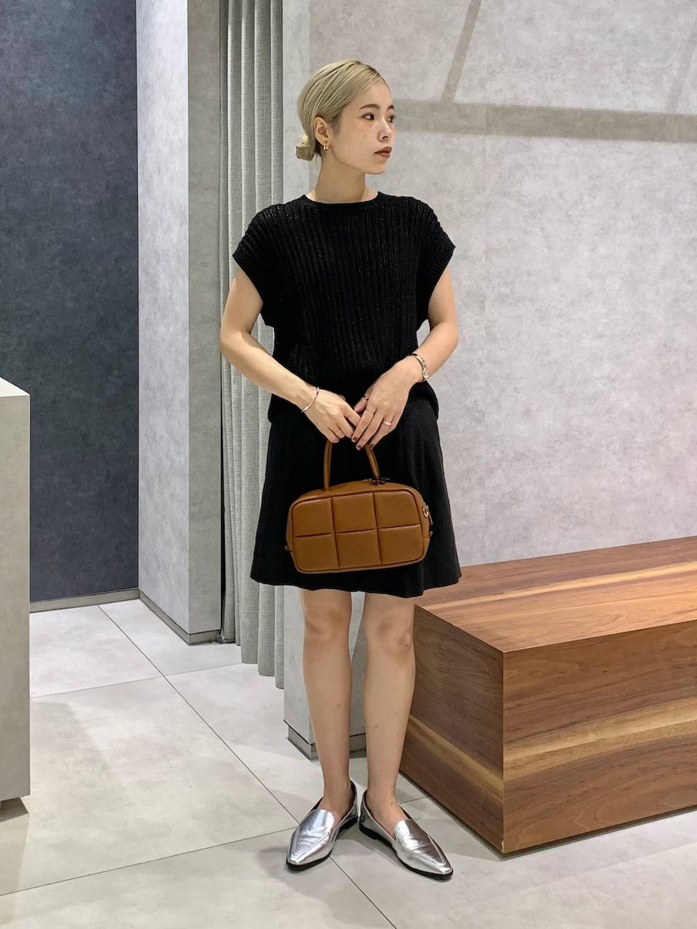 ブラック系のその他パンツ、ブラウン系のハンドバッグ、シルバー系のローファーを着用したレディースの夏コーディネートの2枚目の写真