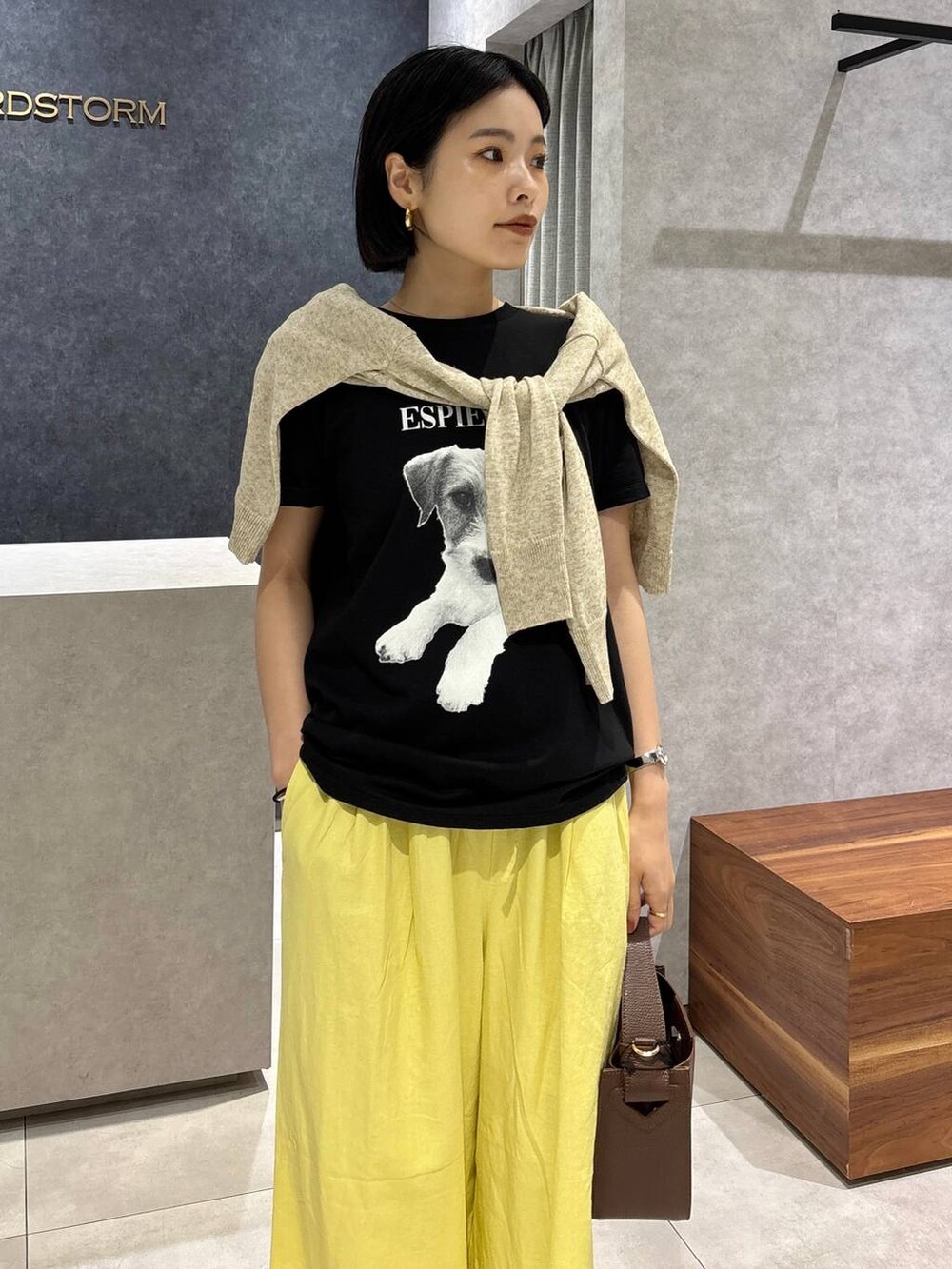 ブラウン系のハンドバッグ、その他のサンダル、イエロー系のその他パンツを着用したレディースの春コーディネートの3枚目の写真