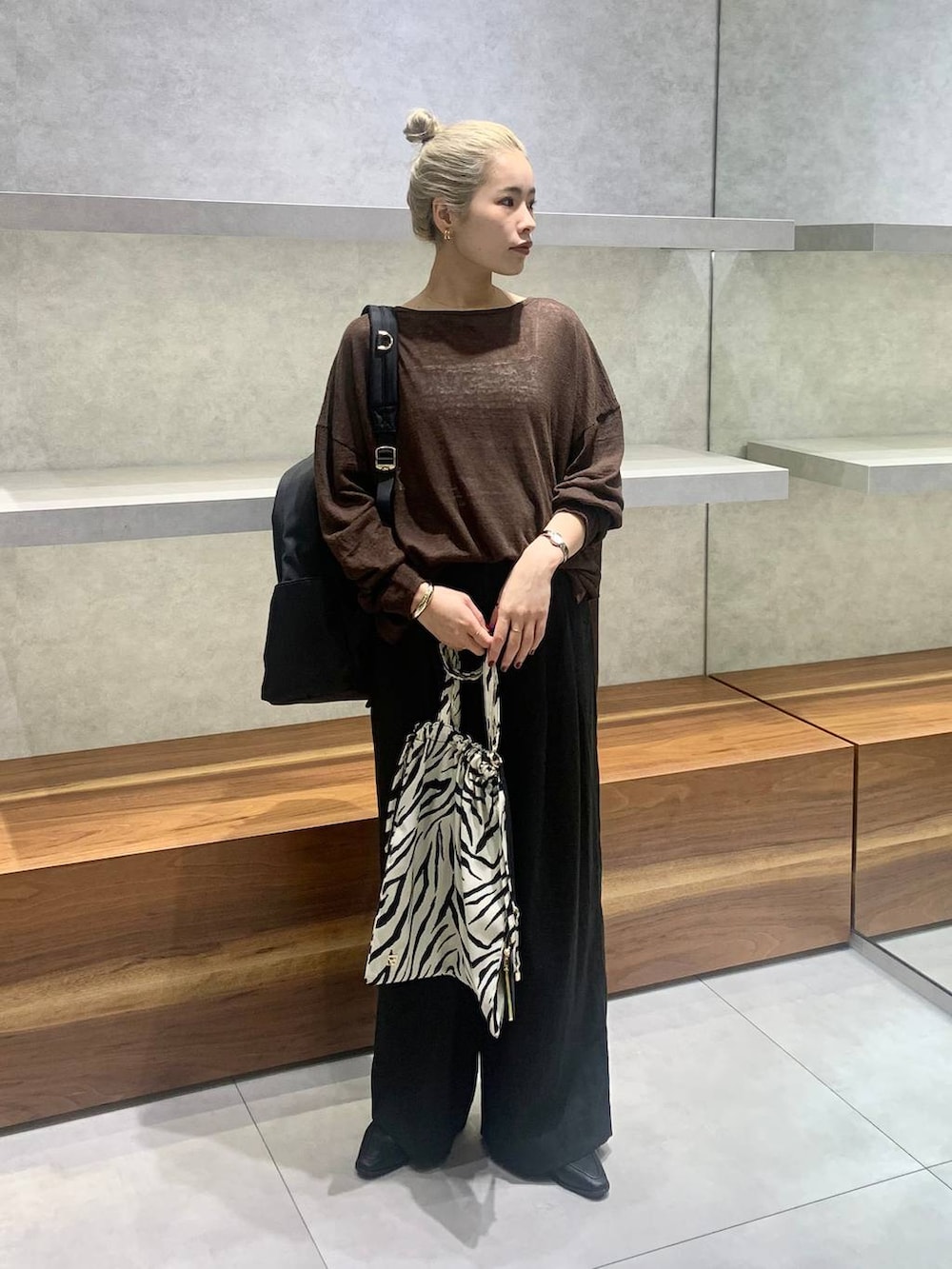 ブラック系のバックパック/リュック、ホワイト系のトートバッグ、ホワイト系のキャミソールを着用したレディースの夏コーディネートの2枚目の写真