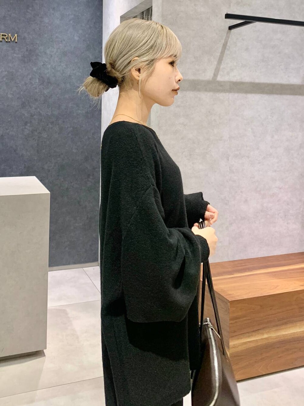 ブラック系のブーツ、ブラウン系のトートバッグ、ブラック系のその他パンツを着用したレディースの冬コーディネートの5枚目の写真