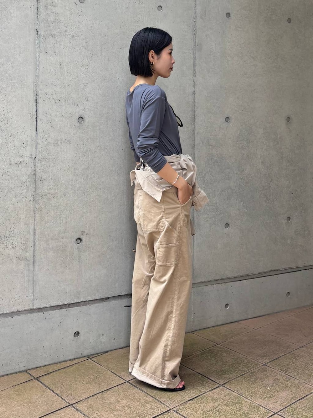 ベージュ系のシャツ/ブラウス、ベージュ系のチノパンツ、グレー系のTシャツ/カットソーを着用したレディースの夏コーディネートの4枚目の写真