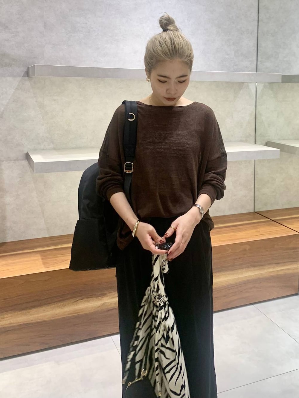 ブラック系のバックパック/リュック、ホワイト系のトートバッグ、ホワイト系のキャミソールを着用したレディースの夏コーディネートの4枚目の写真