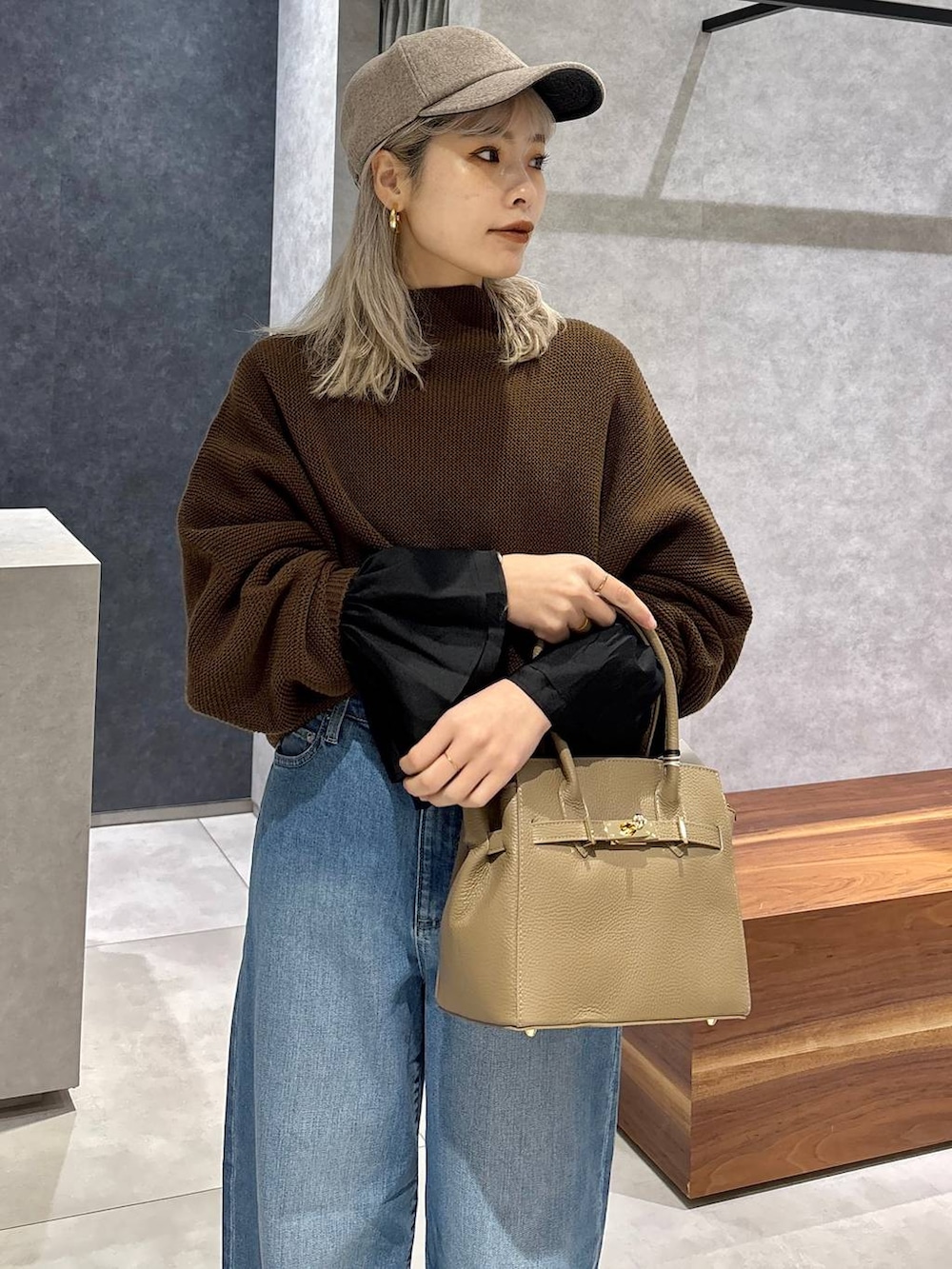 ブルー系のデニムパンツ、ブラック系のシャツ/ブラウス、ブラック系のローファーを着用したレディースの冬コーディネートの5枚目の写真