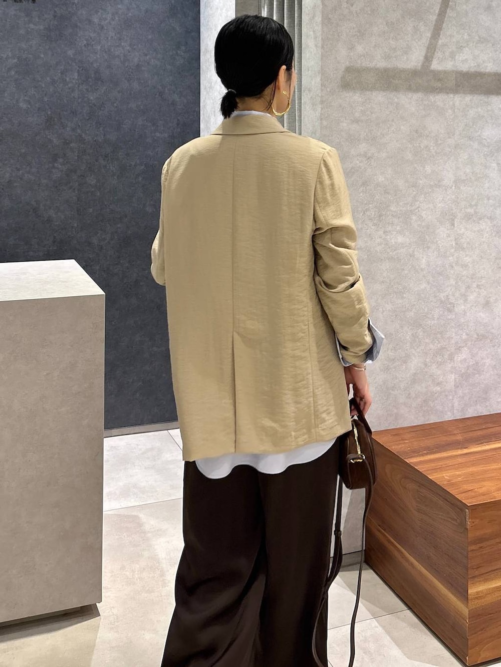 ベージュ系のテーラードジャケット、ブルー系のシャツ/ブラウス、ブラウン系のその他パンツを着用したレディースの夏コーディネートの7枚目の写真