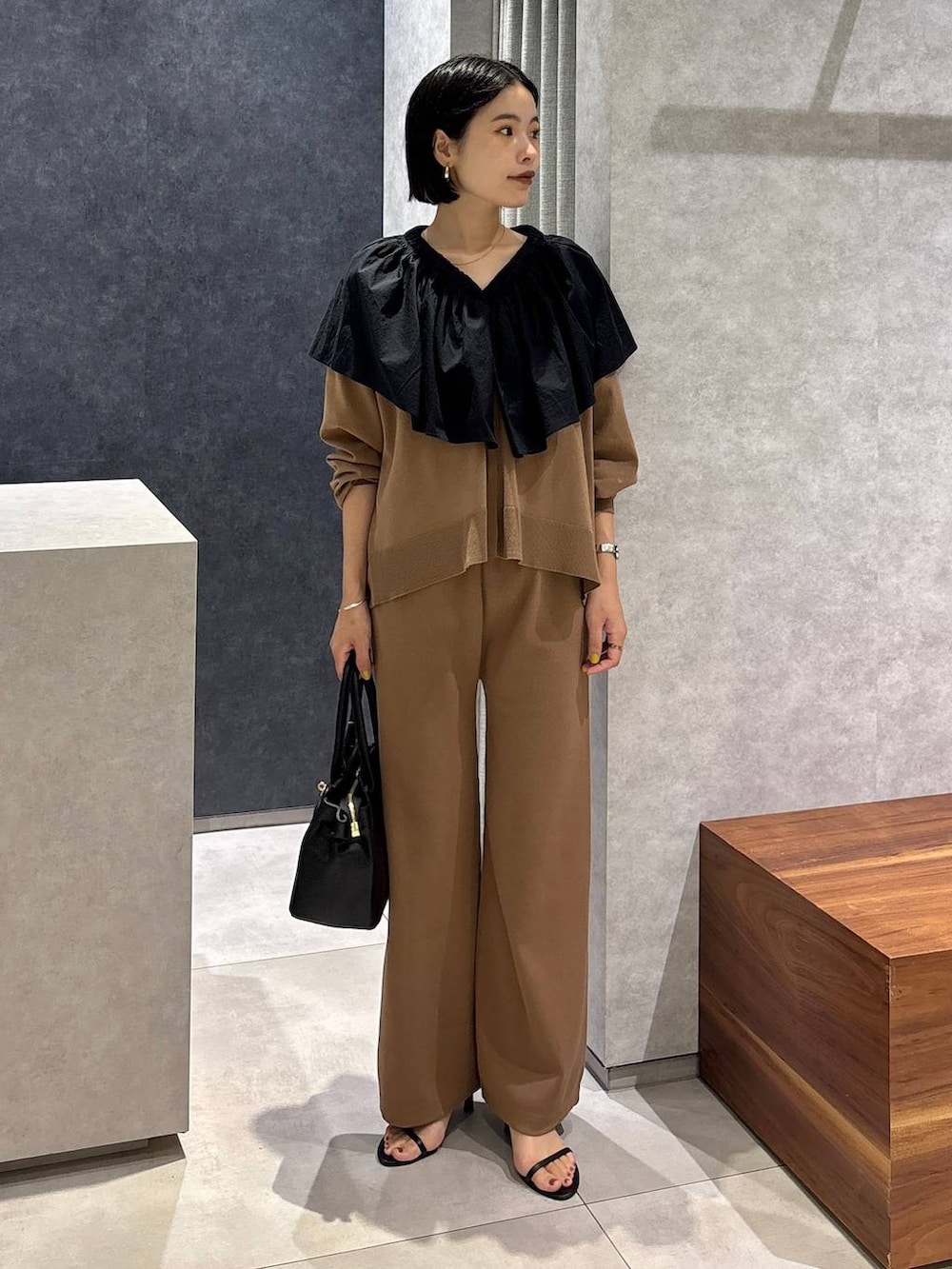 ブラック系のショルダーバッグ、ブラック系のサンダル、ブラウン系のその他パンツを着用したレディースの夏コーディネートの8枚目の写真