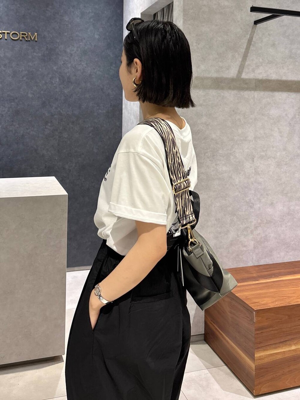 ブラック系のその他パンツ、グレー系のトートバッグ、ホワイト系のTシャツ/カットソーを着用したレディースの夏コーディネートの6枚目の写真