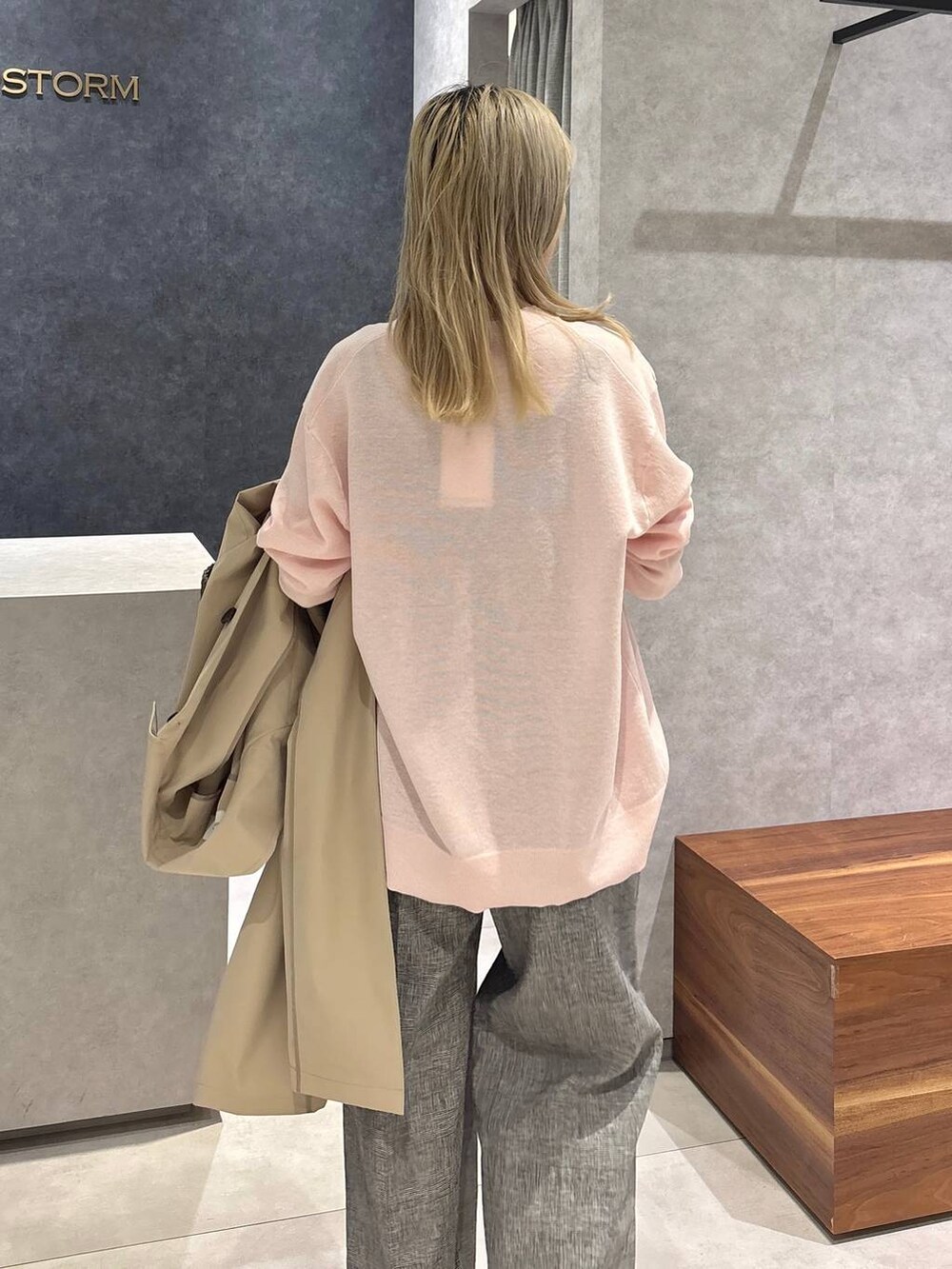 ブラウン系のかごバッグ、グレー系のその他パンツ、ピンク系のカーディガン/ボレロを着用したレディースの春コーディネートの4枚目の写真