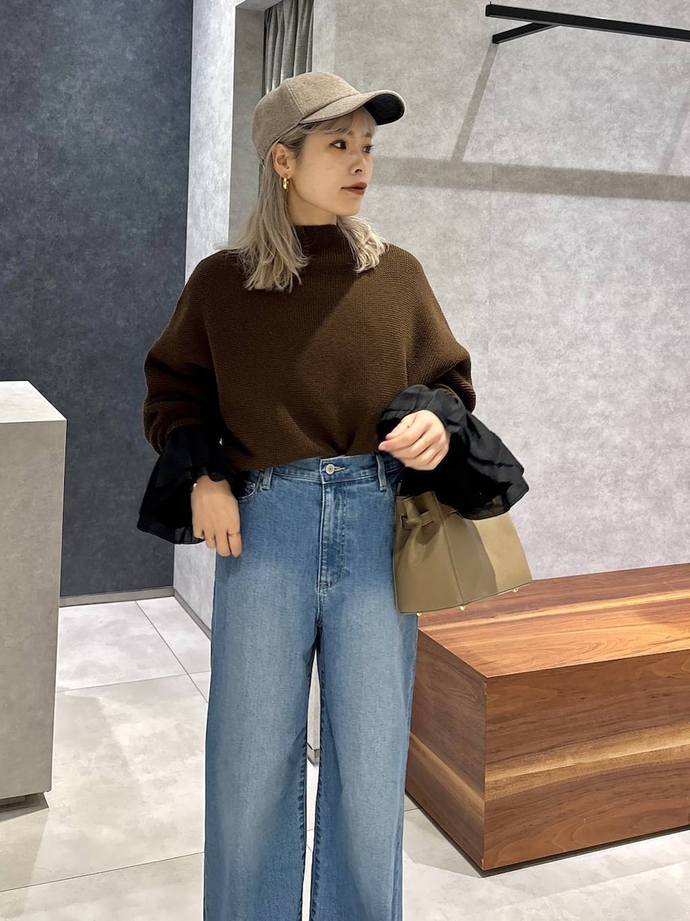 ブルー系のデニムパンツ、ブラック系のシャツ/ブラウス、ブラック系のローファーを着用したレディースの冬コーディネートの4枚目の写真