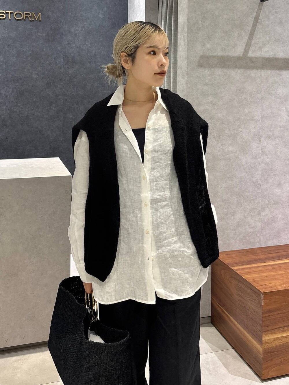 ブラック系のローファー、ブラック系のキャミソール、ブラック系のニット/セーターを着用したレディースの春コーディネートの2枚目の写真