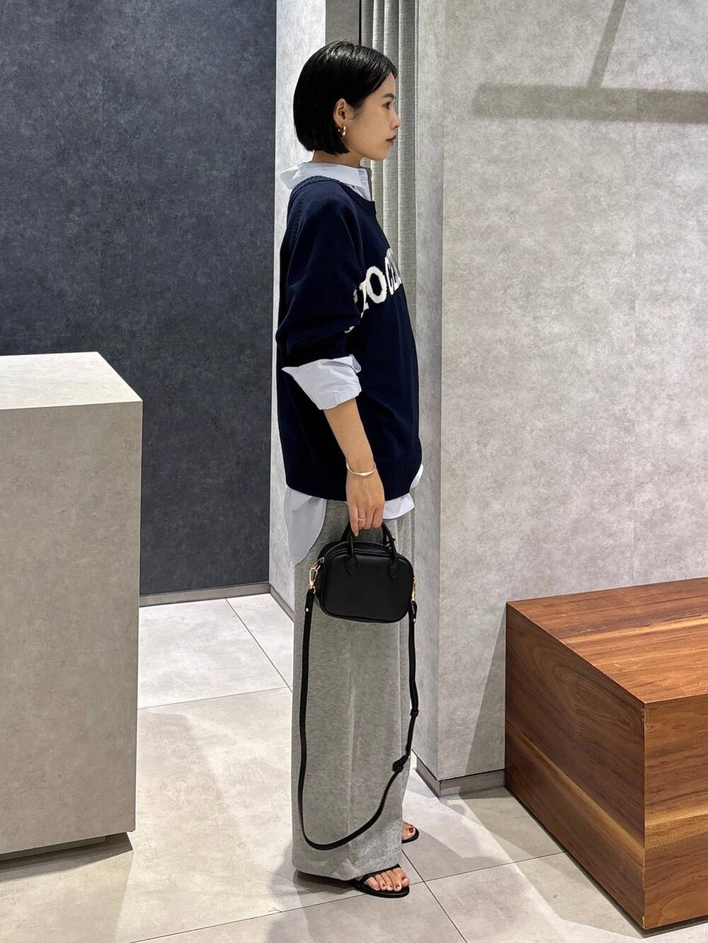 ブルー系のシャツ/ブラウス、ブルー系のカーディガン/ボレロ、グレー系のスウェットパンツを着用したレディースの夏コーディネートの2枚目の写真