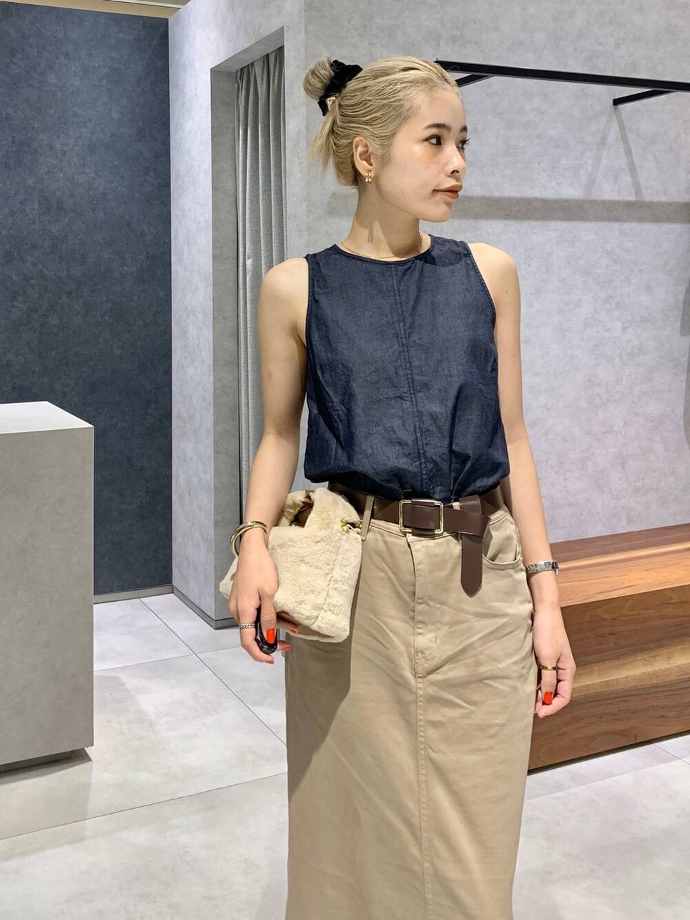 ホワイト系のショルダーバッグ、ブルー系のシャツ/ブラウス、ブラウン系のスカートを着用したレディースの夏コーディネートの3枚目の写真