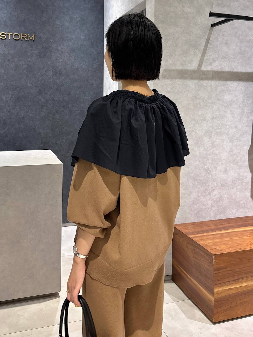 ブラック系のショルダーバッグ、ブラック系のサンダル、ブラウン系のその他パンツを着用したレディースの夏コーディネートの7枚目の写真