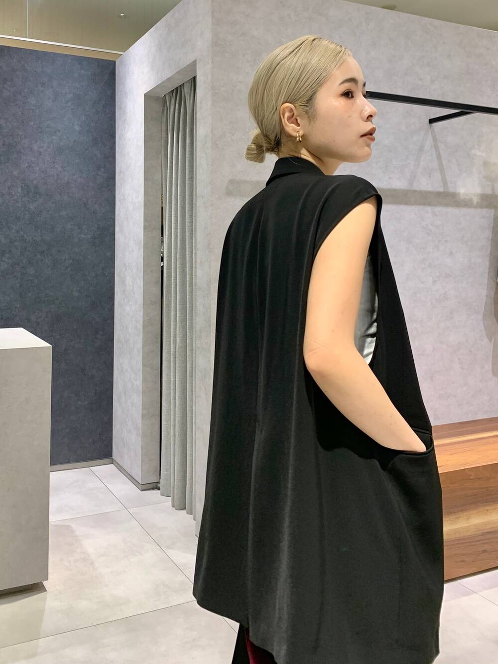 ブラック系のスリッポン、ホワイト系のキャミソール、ブラック系のボディバッグ/ウエストポーチを着用したレディースの夏コーディネートの4枚目の写真