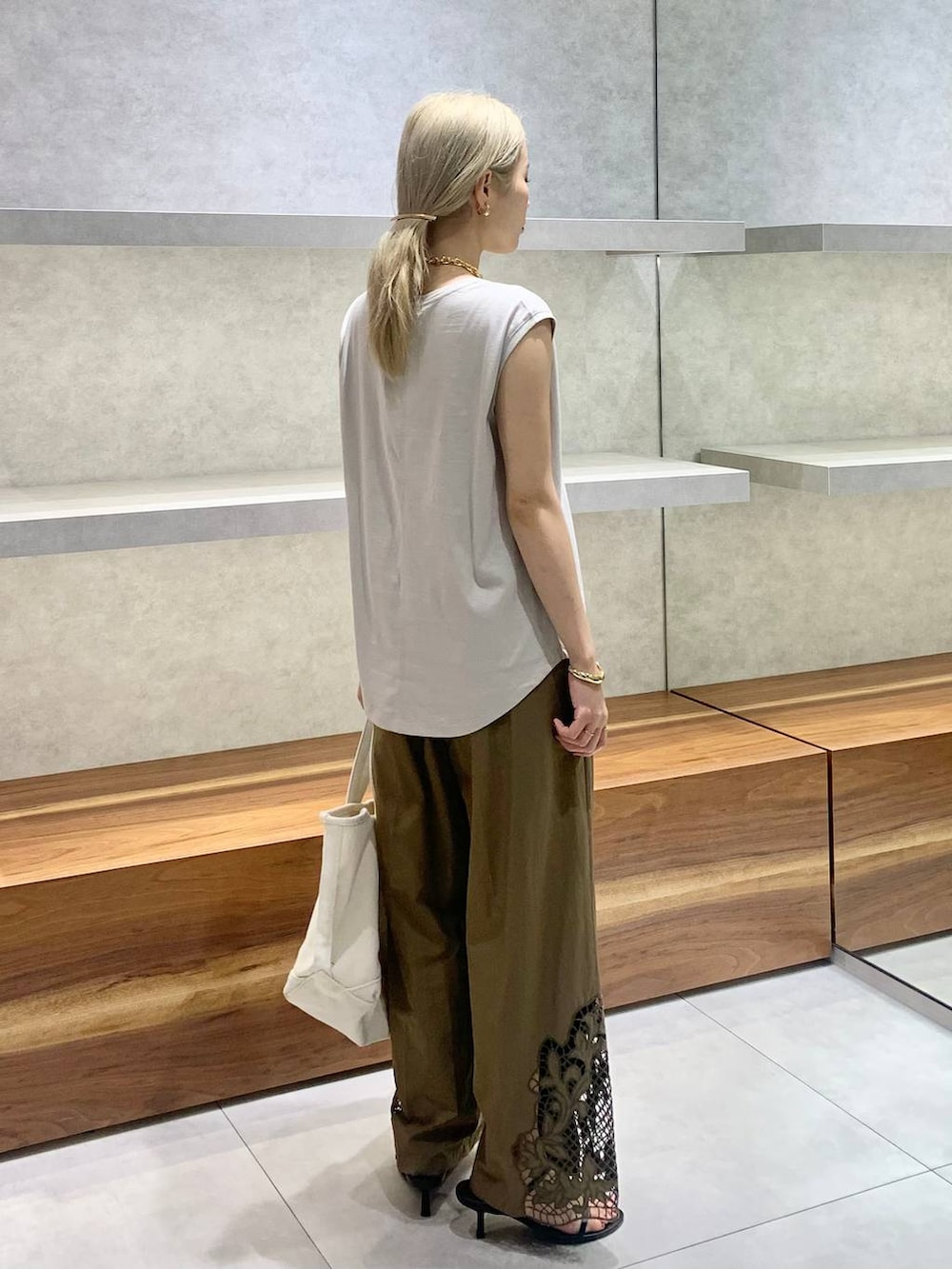 ベージュ系のTシャツ/カットソー、ホワイト系のトートバッグ、ブラウン系のその他パンツを着用したレディースの夏コーディネートの2枚目の写真