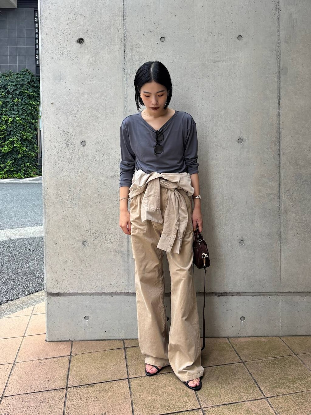 ベージュ系のシャツ/ブラウス、ベージュ系のチノパンツ、グレー系のTシャツ/カットソーを着用したレディースの夏コーディネートの5枚目の写真