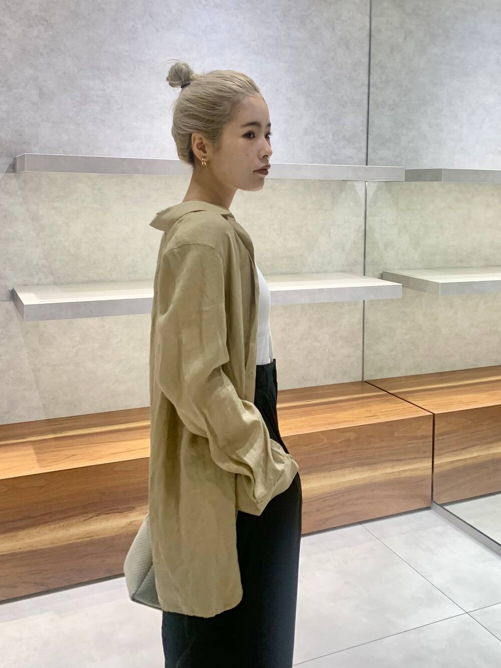 ベージュ系のトートバッグ、ブラック系のローファー、ベージュ系のシャツ/ブラウスを着用したレディースの夏コーディネートの5枚目の写真