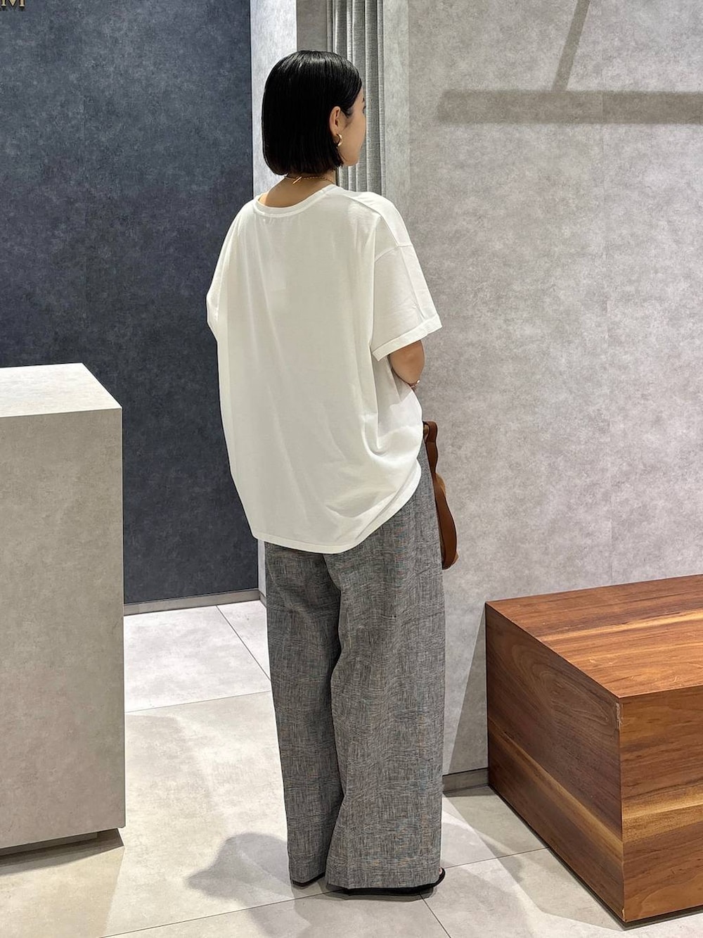 グレー系のその他パンツ、ブラック系のサンダル、イエロー系のショルダーバッグを着用したレディースの夏コーディネートの3枚目の写真