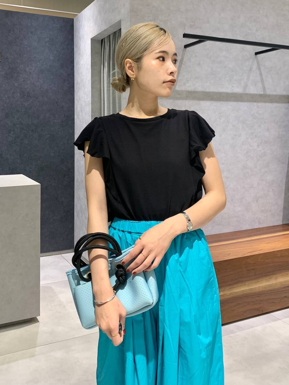 グリーン系のその他パンツ、シルバー系のローファー、ブルー系のショルダーバッグを着用したレディースの夏コーディネートの3枚目の写真
