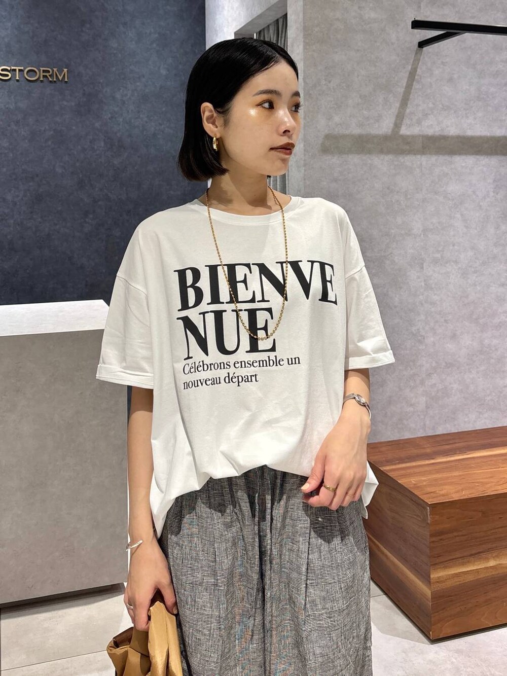 グレー系のその他パンツ、ブラック系のサンダル、イエロー系のショルダーバッグを着用したレディースの夏コーディネートの7枚目の写真