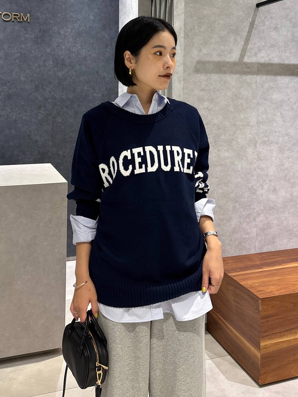 ブルー系のシャツ/ブラウス、ブルー系のカーディガン/ボレロ、グレー系のスウェットパンツを着用したレディースの夏コーディネートの5枚目の写真