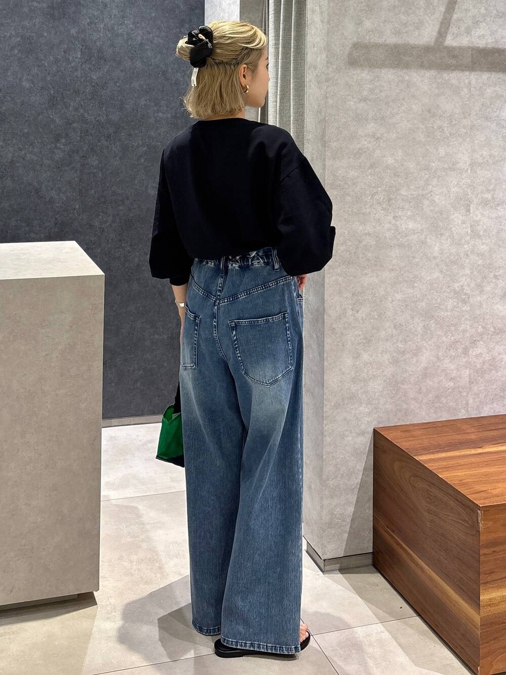 ブラック系のサンダル、ブルー系のデニムパンツ、ブルー系のTシャツ/カットソーを着用したレディースの春コーディネートの3枚目の写真