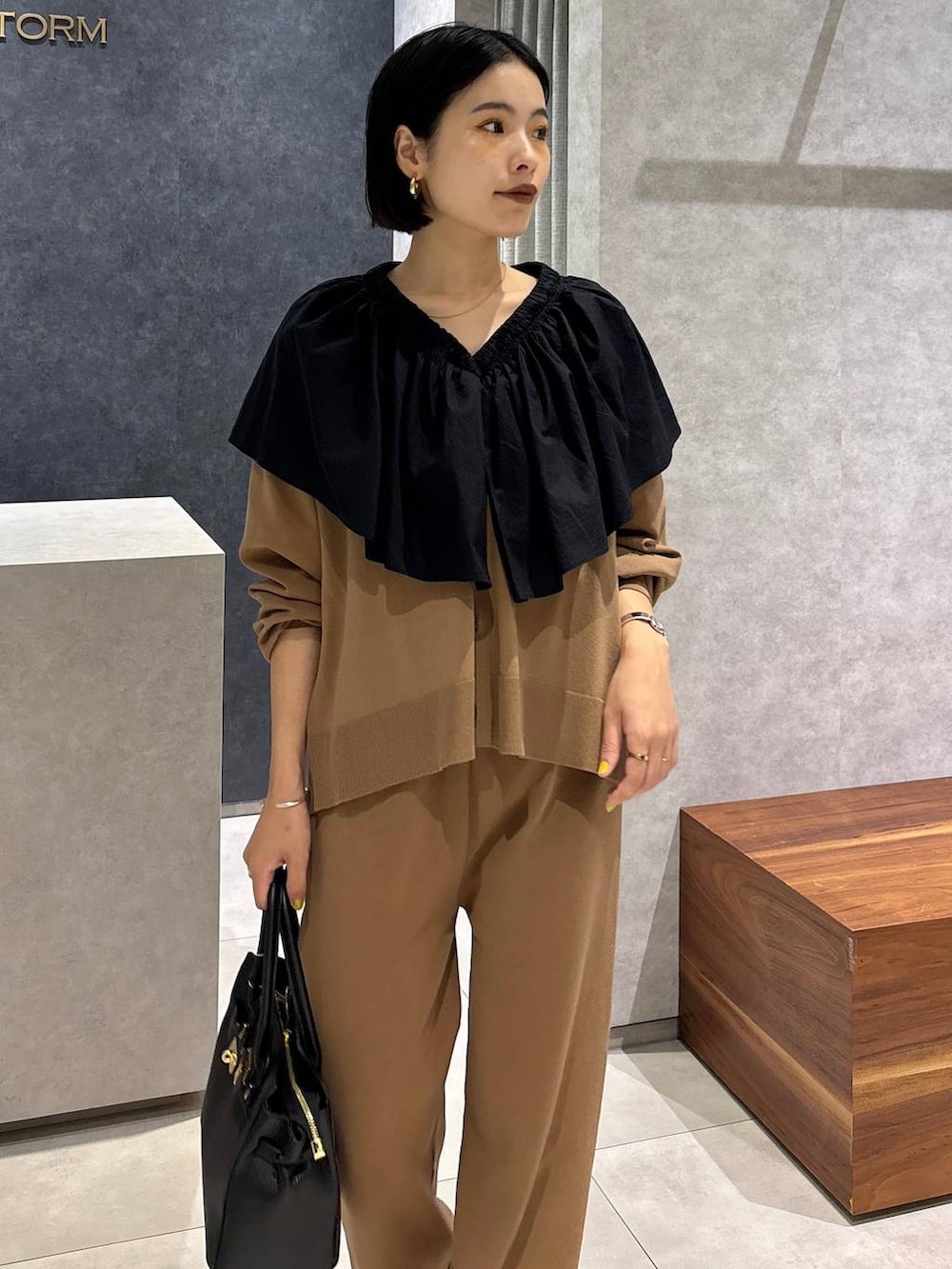 ブラック系のショルダーバッグ、ブラック系のサンダル、ブラウン系のその他パンツを着用したレディースの夏コーディネートの9枚目の写真