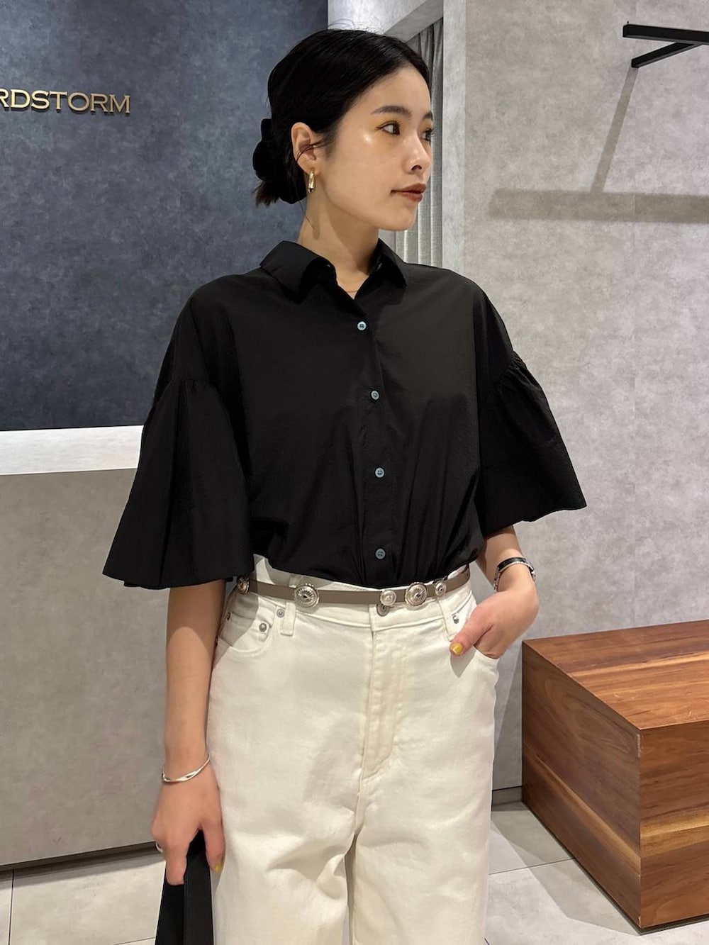 ホワイト系のデニムパンツ、ブラック系のサンダル、ブラック系のハンドバッグを着用したレディースの夏コーディネートの6枚目の写真