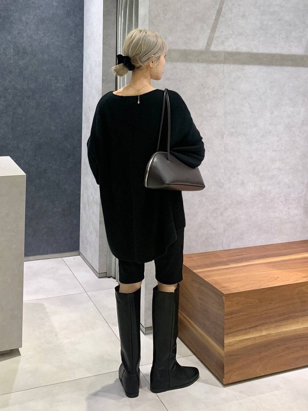 ブラック系のブーツ、ブラウン系のトートバッグ、ブラック系のその他パンツを着用したレディースの冬コーディネートの2枚目の写真