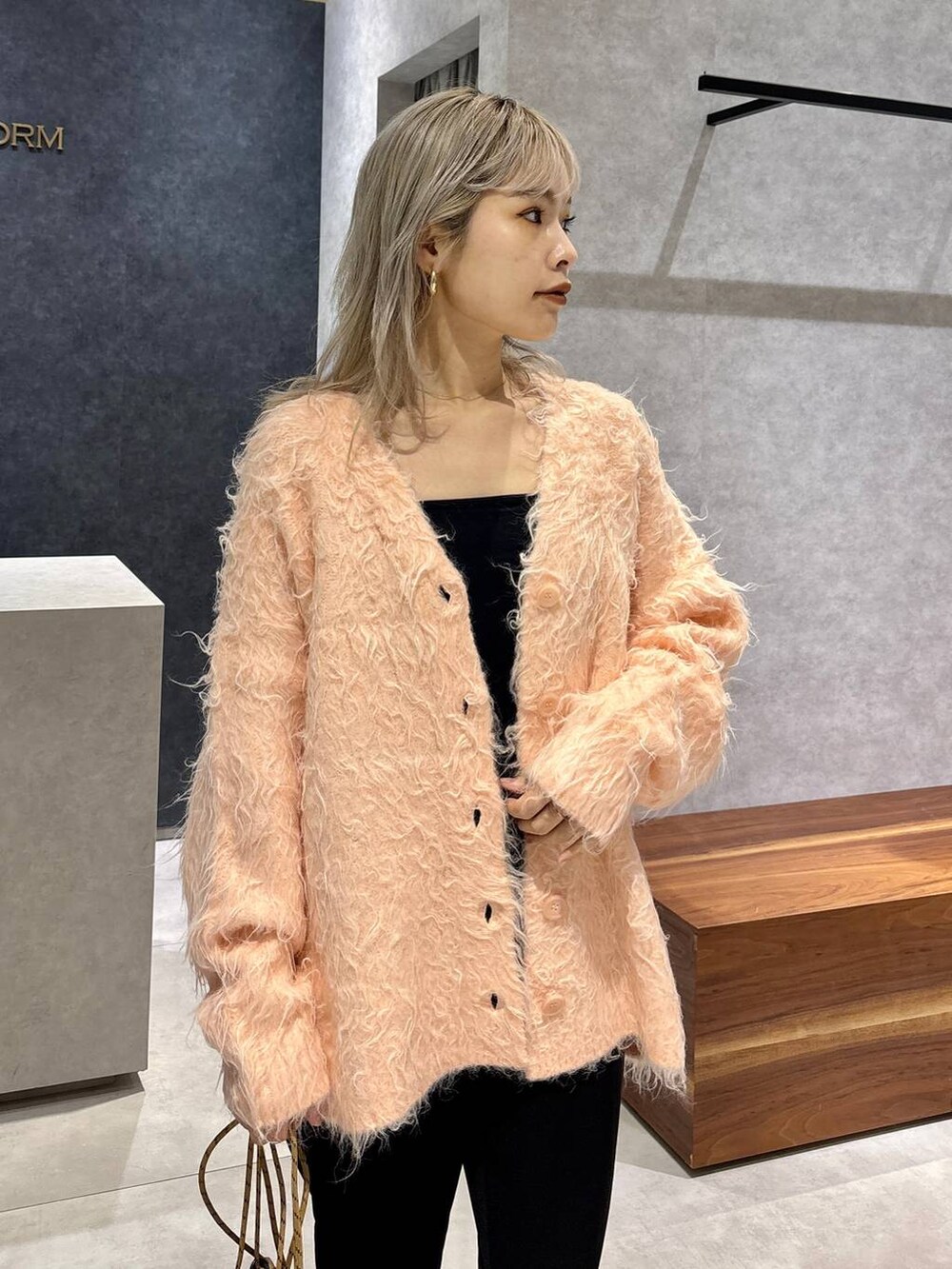 ピンク系のカーディガン/ボレロ、ブラック系のローファー、ブラック系のその他パンツを着用したレディースの冬コーディネートの2枚目の写真