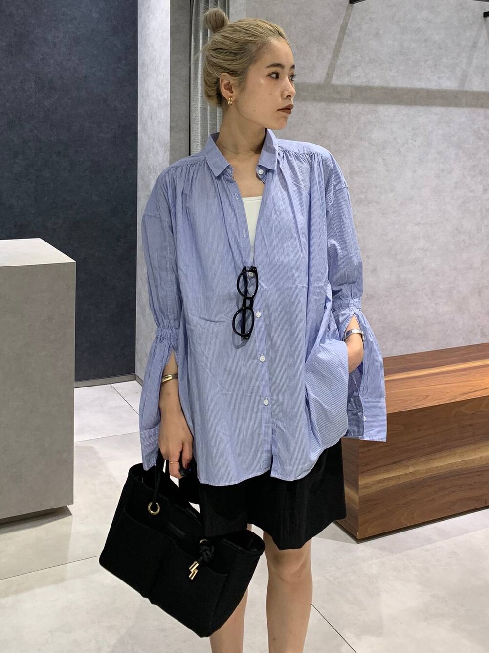 ブルー系のシャツ/ブラウス、ブラック系のその他パンツ、シルバー系のローファーを着用したレディースの夏コーディネートの5枚目の写真