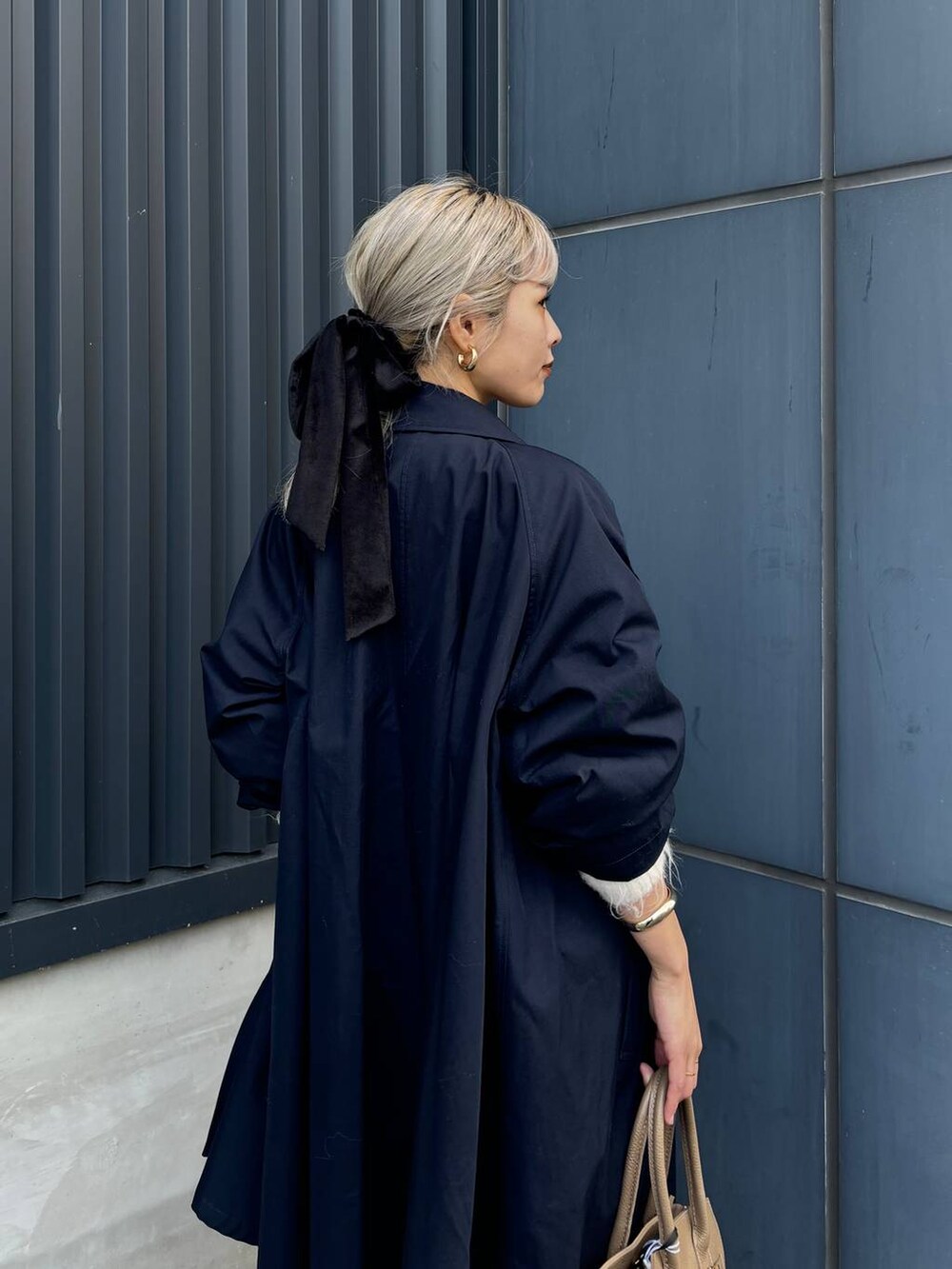 ホワイト系のカーディガン/ボレロ、ブラック系のローファー、ブルー系のステンカラーコートを着用したレディースの冬コーディネートの2枚目の写真