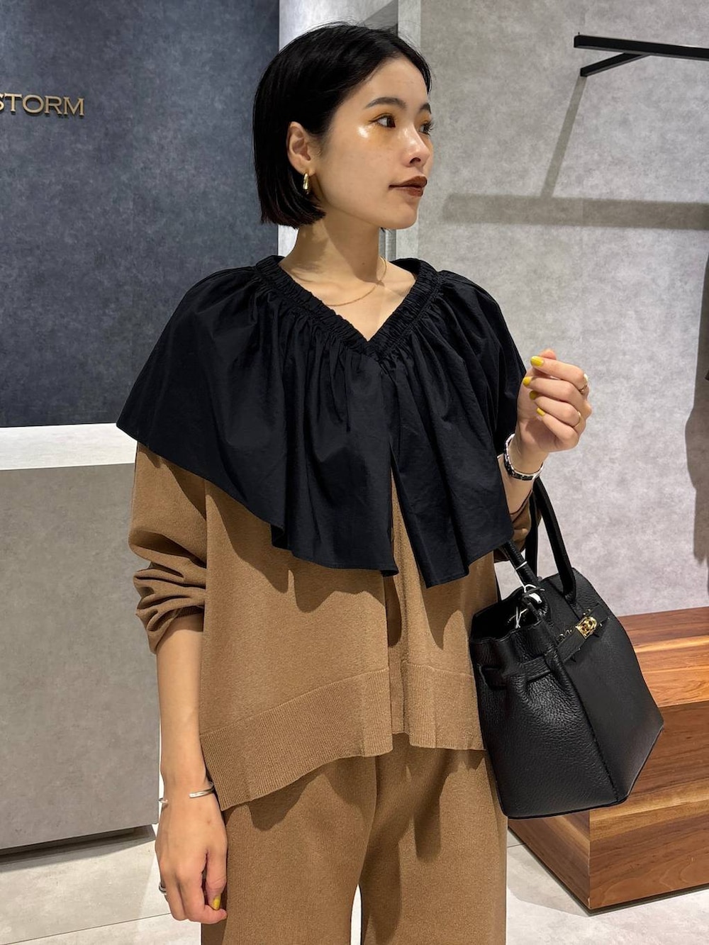 ブラック系のショルダーバッグ、ブラック系のサンダル、ブラウン系のその他パンツを着用したレディースの夏コーディネートの5枚目の写真