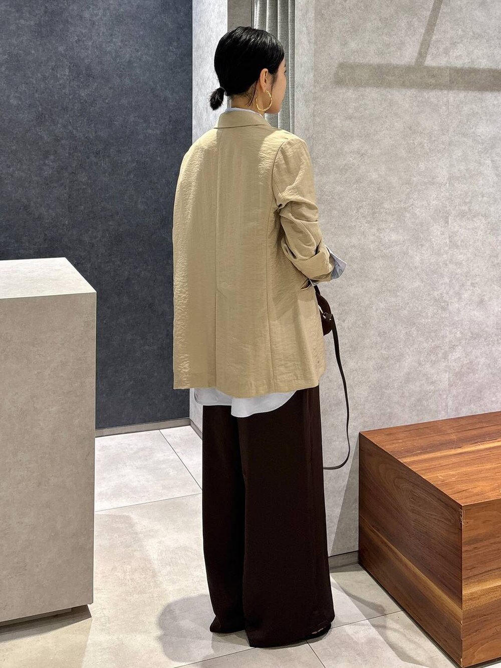 ベージュ系のテーラードジャケット、ブルー系のシャツ/ブラウス、ブラウン系のその他パンツを着用したレディースの夏コーディネートの3枚目の写真
